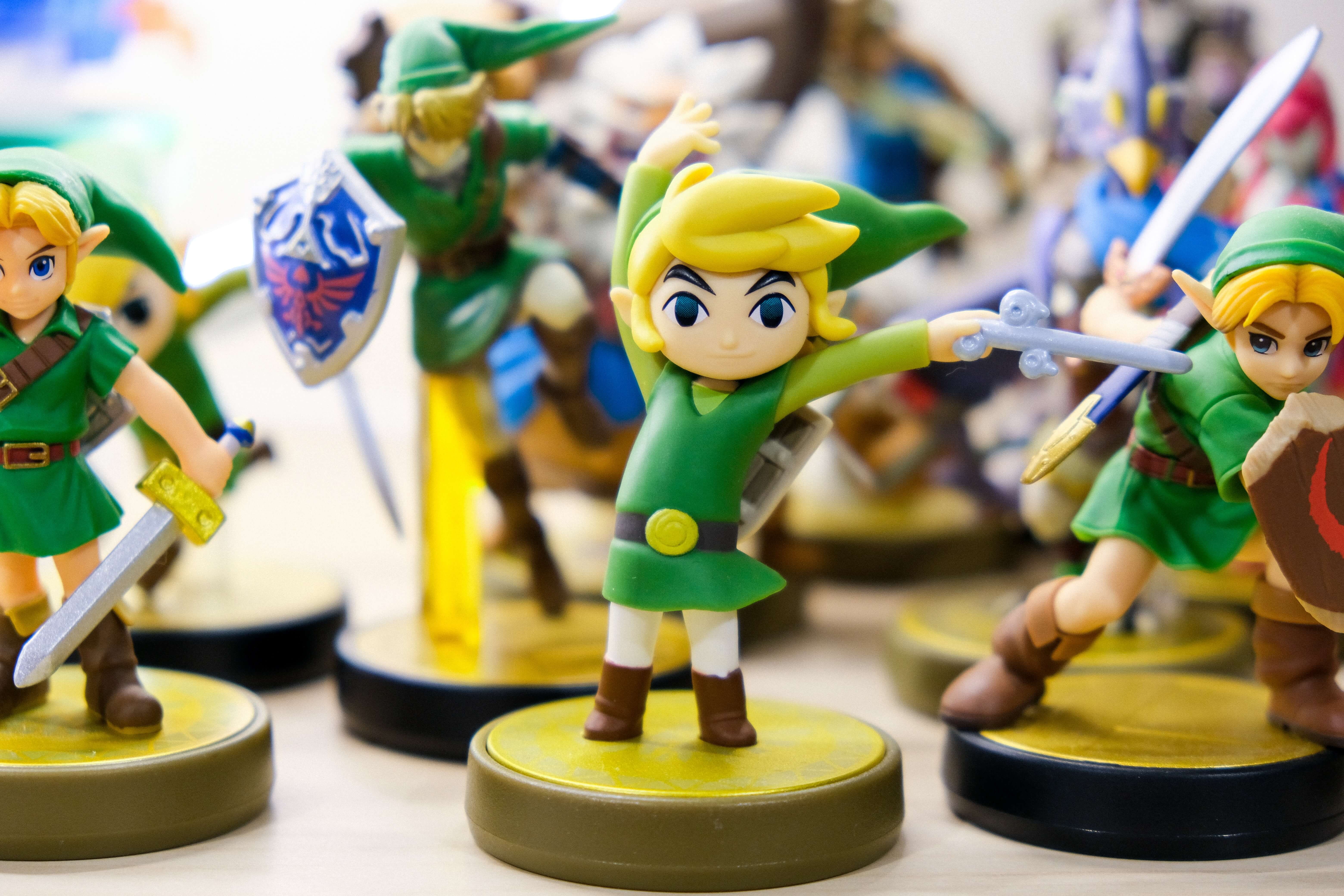Action figure of Zelda holding a sword.